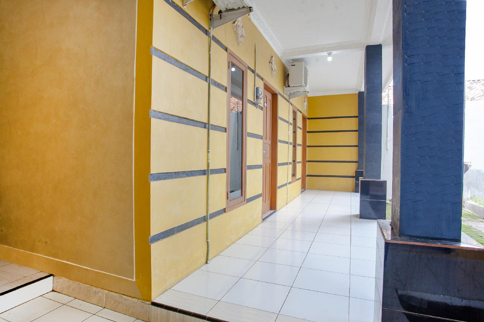 Azka Guest House Syariah by OYO Rooms