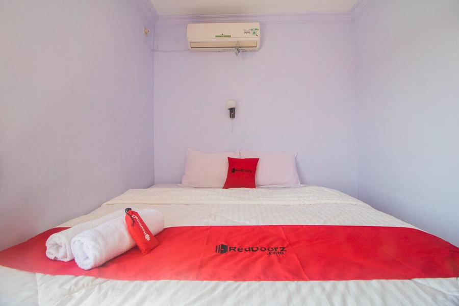 RedDoorz Near Pantai Boom