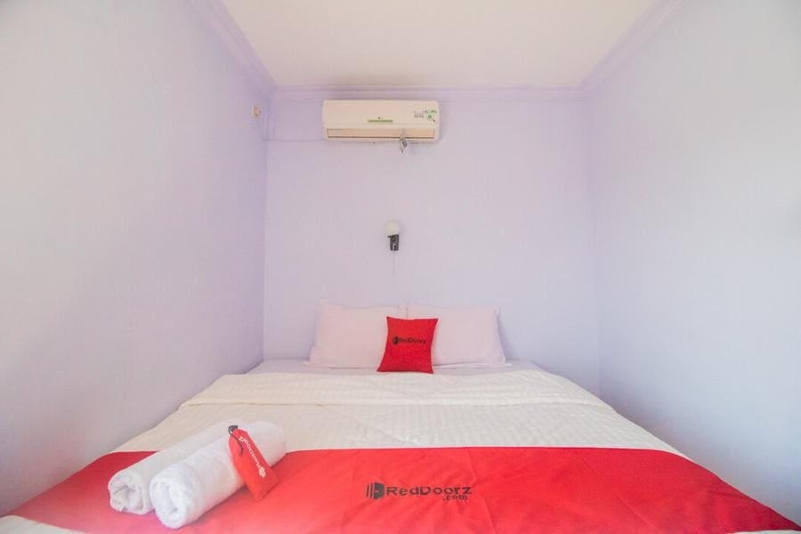 RedDoorz Near Pantai Boom