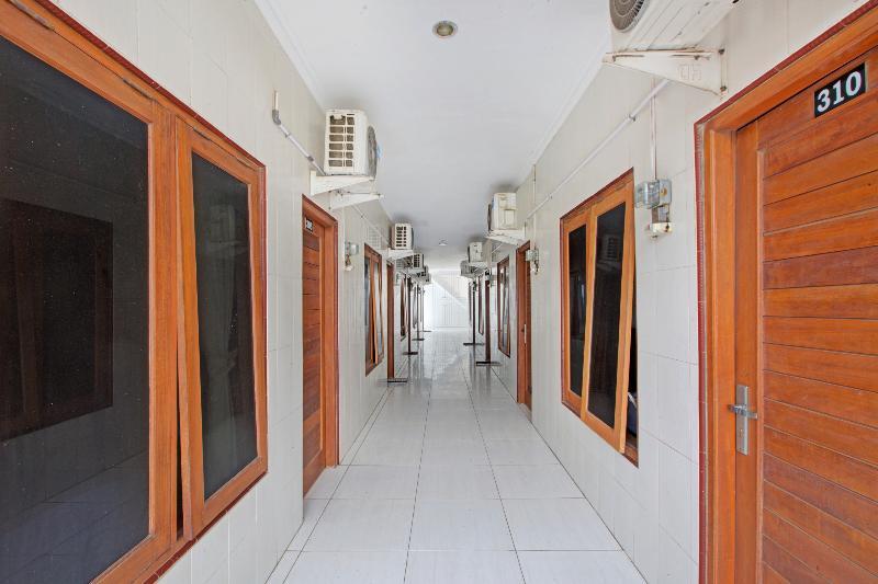 RedDoorz Near Balangan Beach Bali