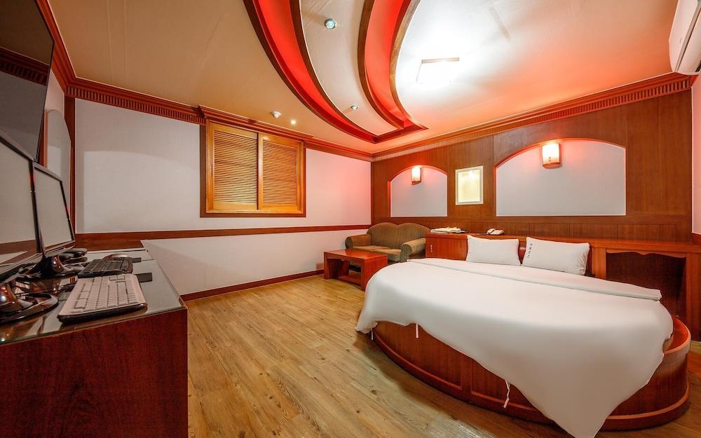 Utopia Motel