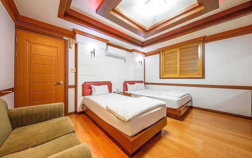 Utopia Motel