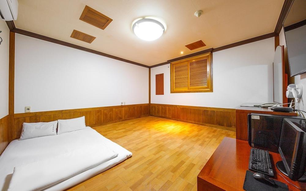 Utopia Motel
