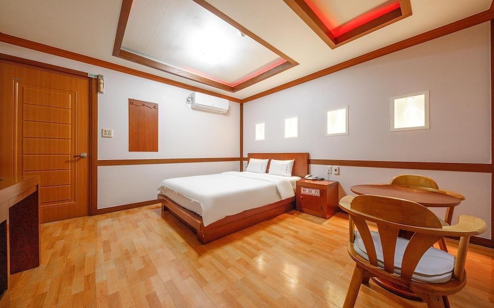Utopia Motel