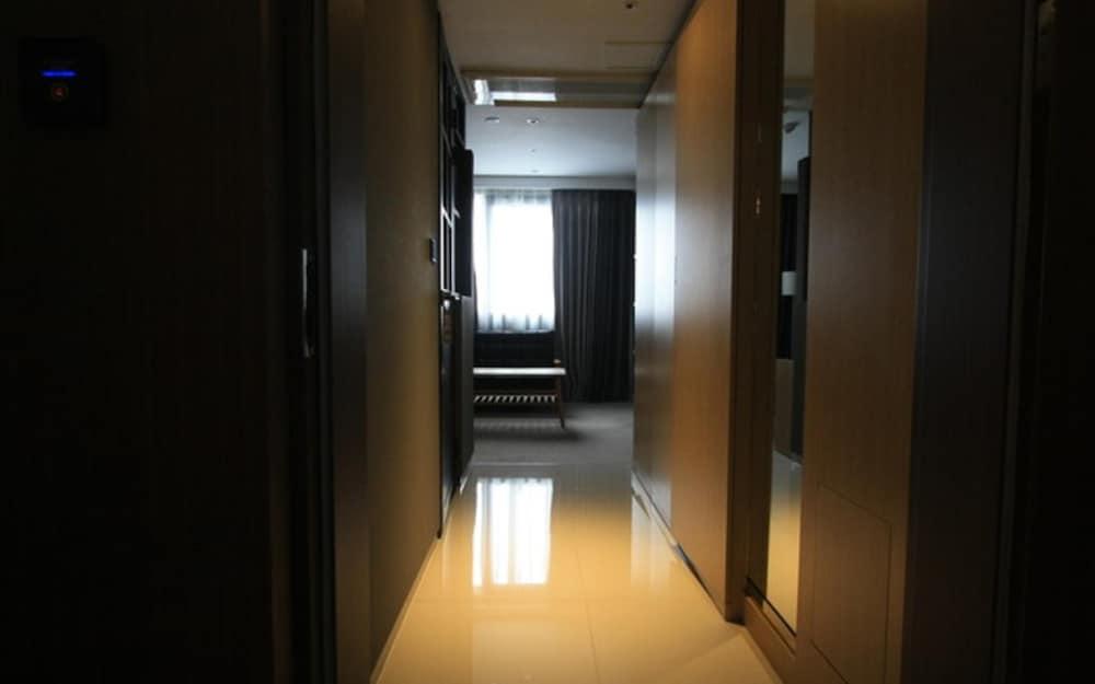 Vella Suite Hotel