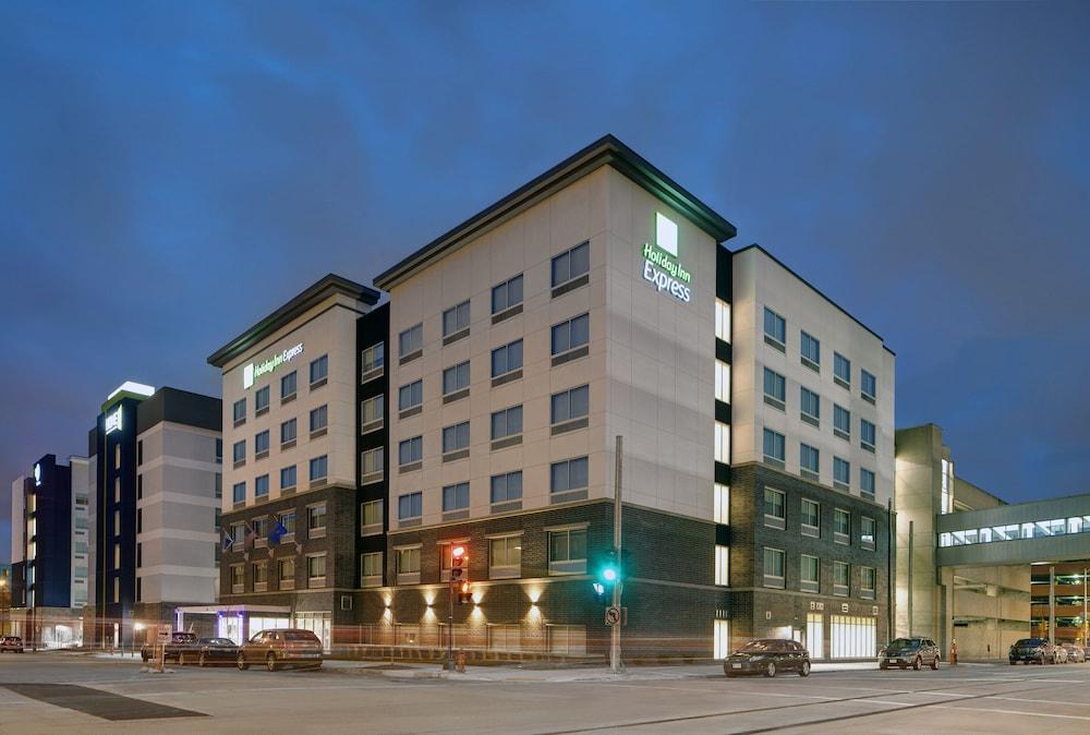Holiday Inn Express Milwaukee Downtown