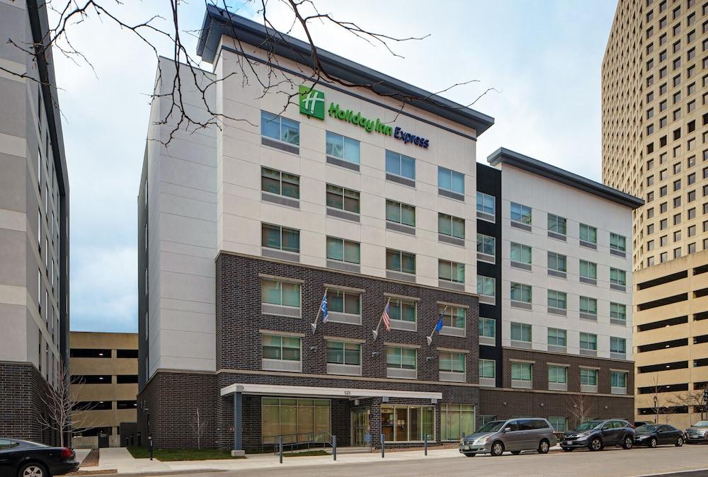 Holiday Inn Express Milwaukee Downtown
