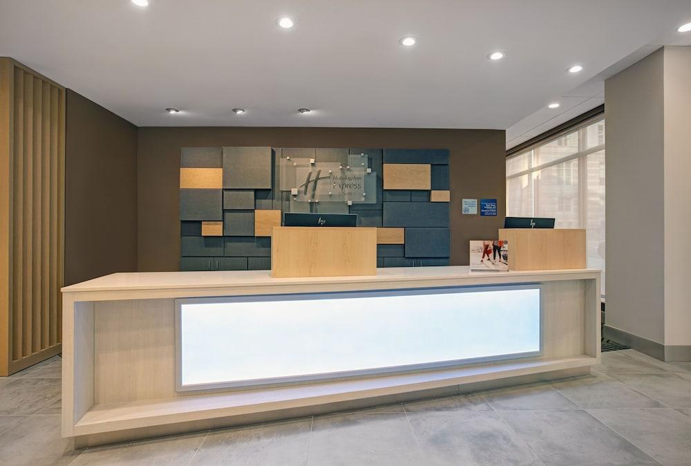 Holiday Inn Express Milwaukee Downtown