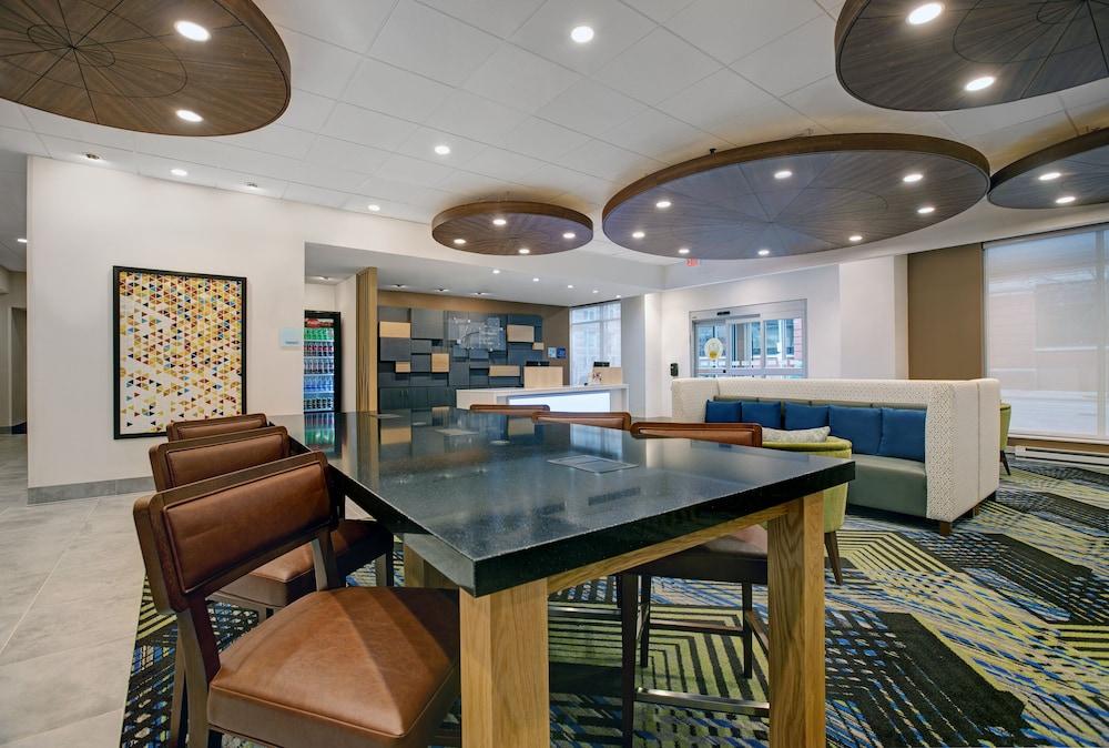Holiday Inn Express Milwaukee Downtown