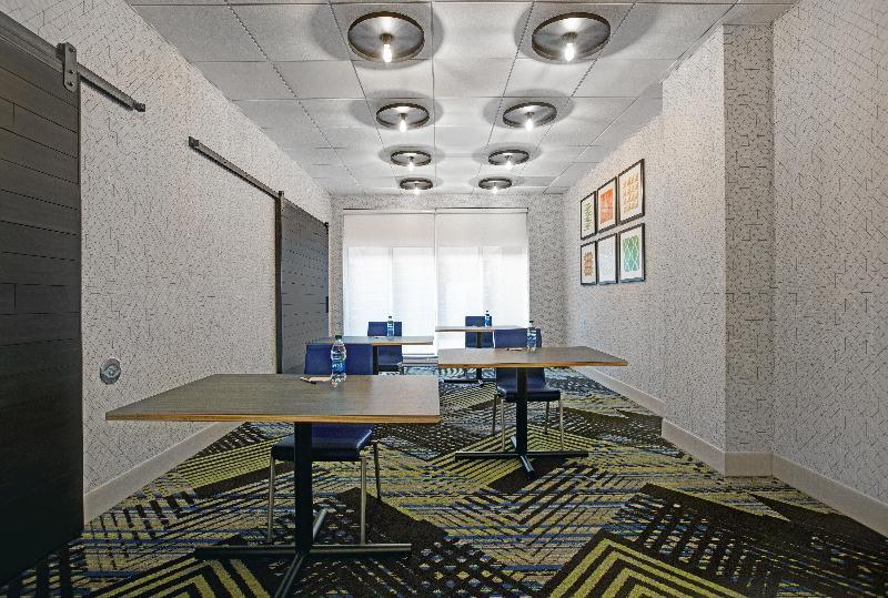Holiday Inn Express Milwaukee Downtown