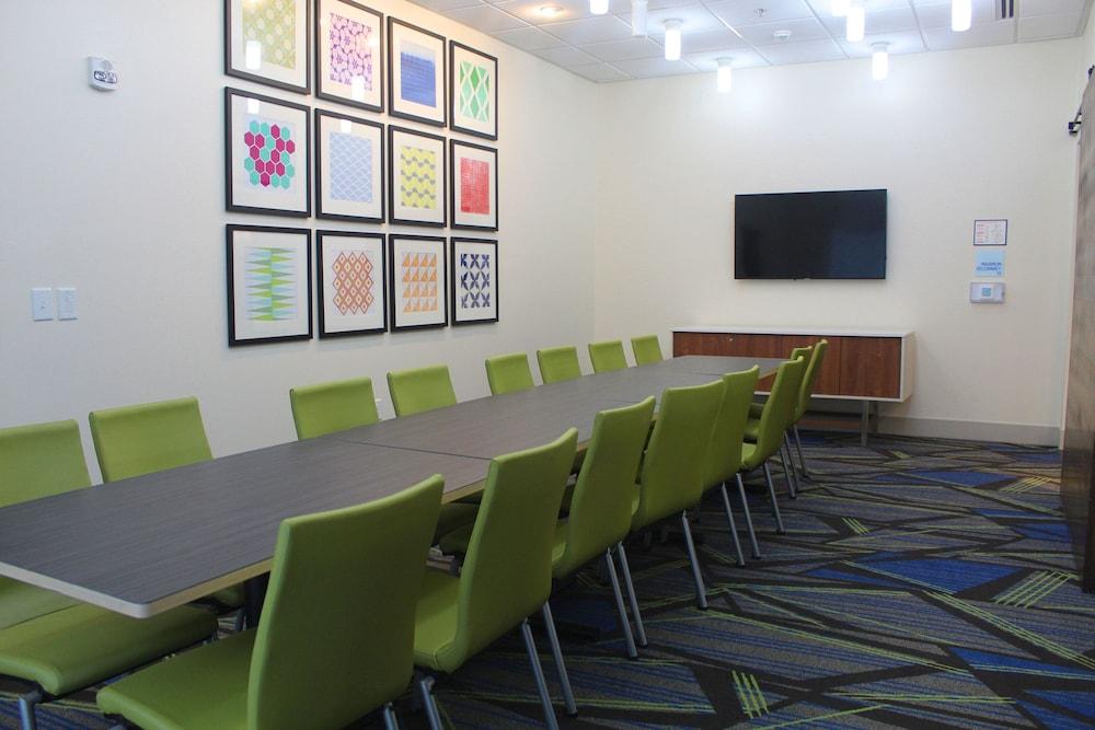 Holiday Inn Express & Suites Latta