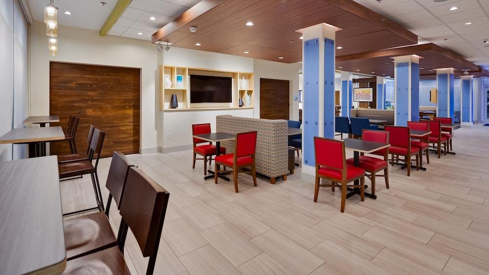 Holiday Inn Express & Suites Latta