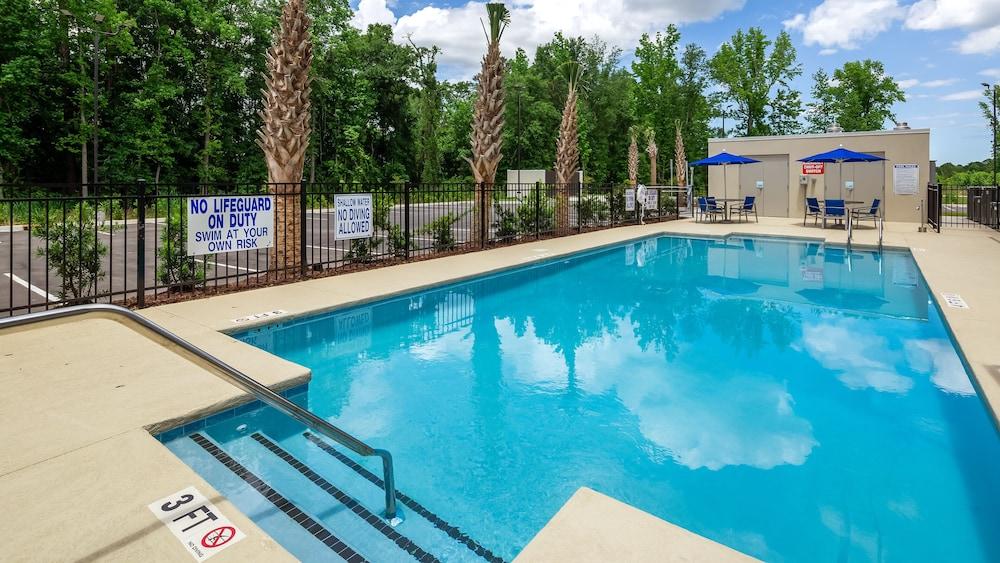 Holiday Inn Express & Suites Latta