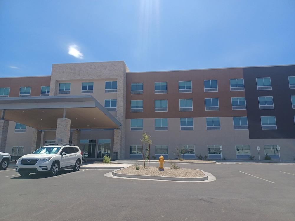 Holiday Inn Express & Suites Bullhead City