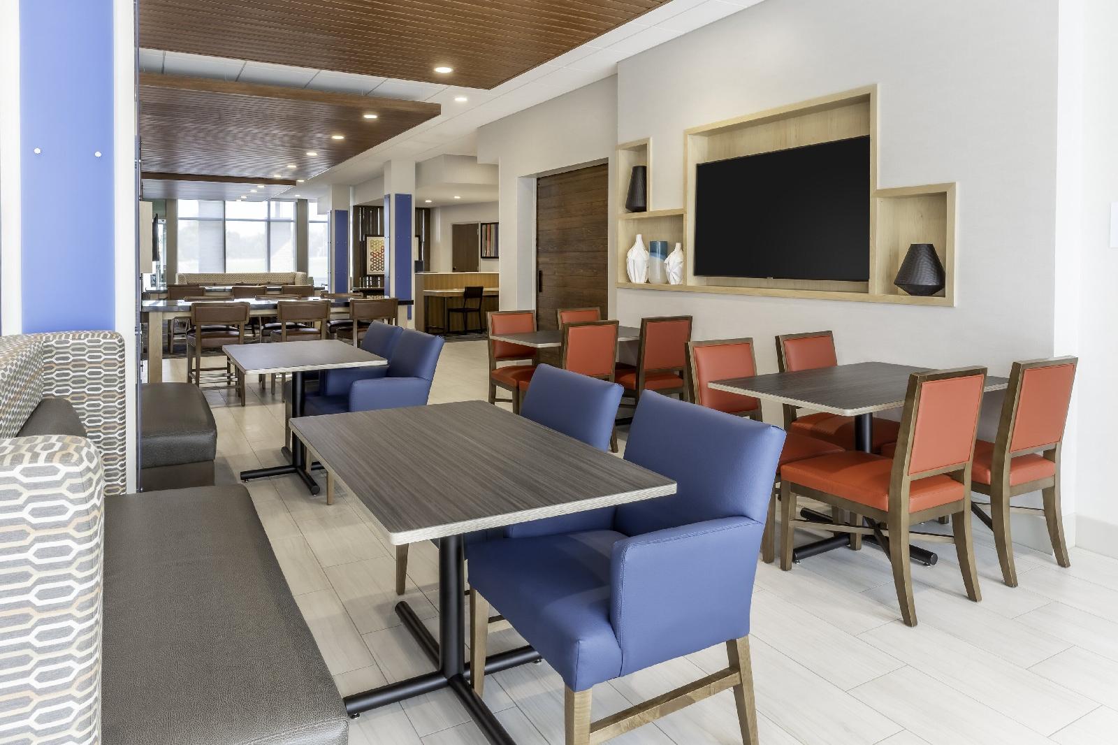 Holiday Inn Express & Suites Milwaukee West Allis