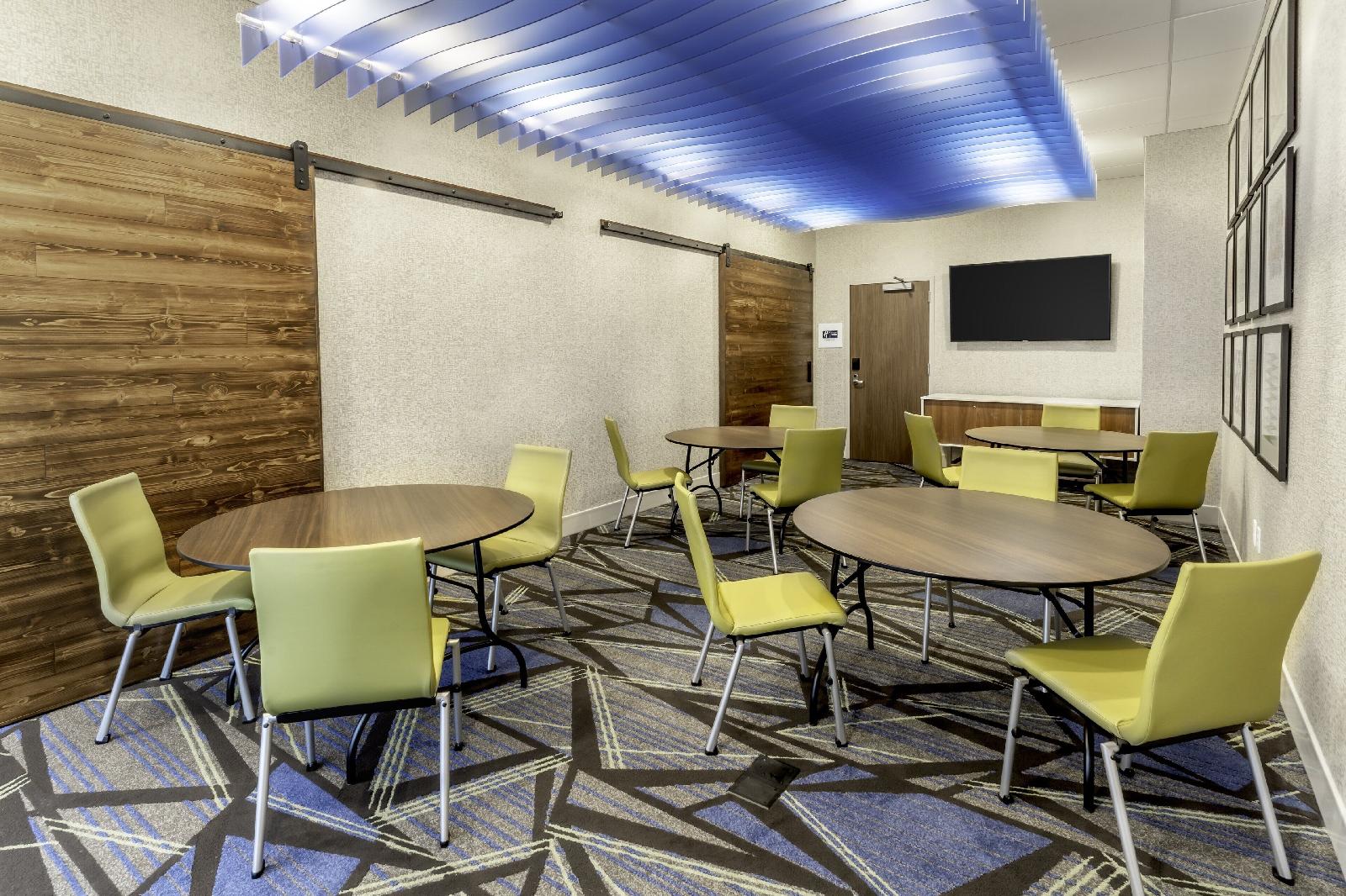 Holiday Inn Express & Suites Milwaukee West Allis