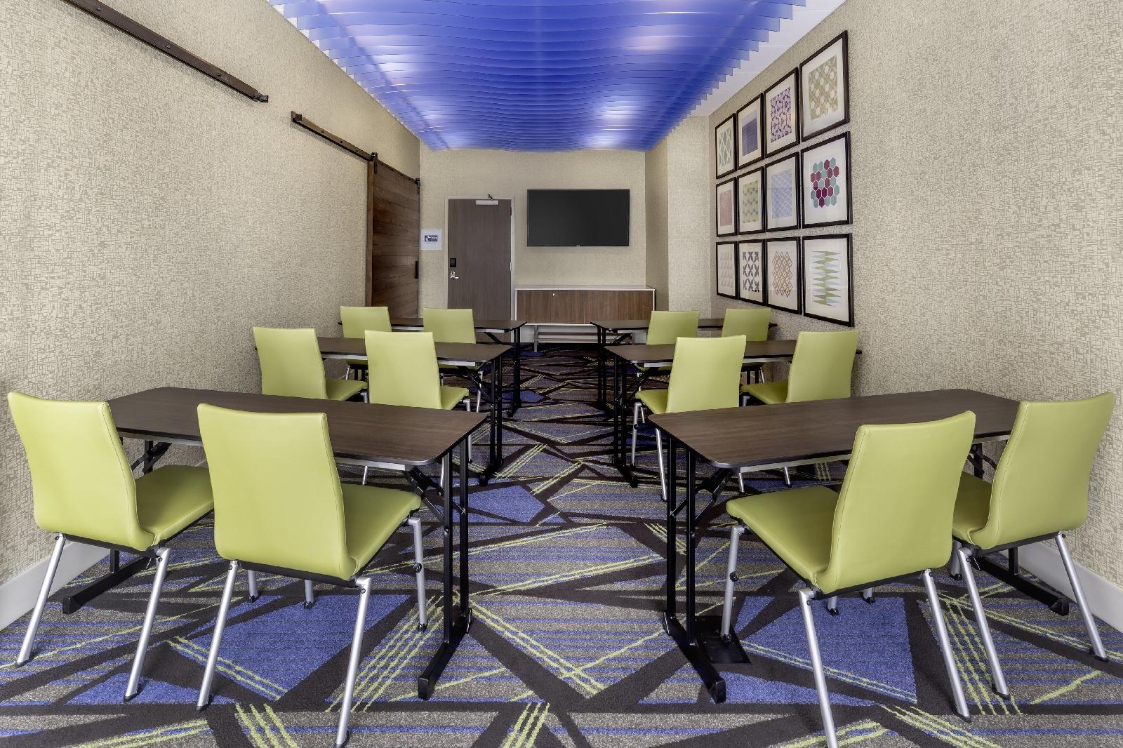 Holiday Inn Express & Suites Milwaukee West Allis