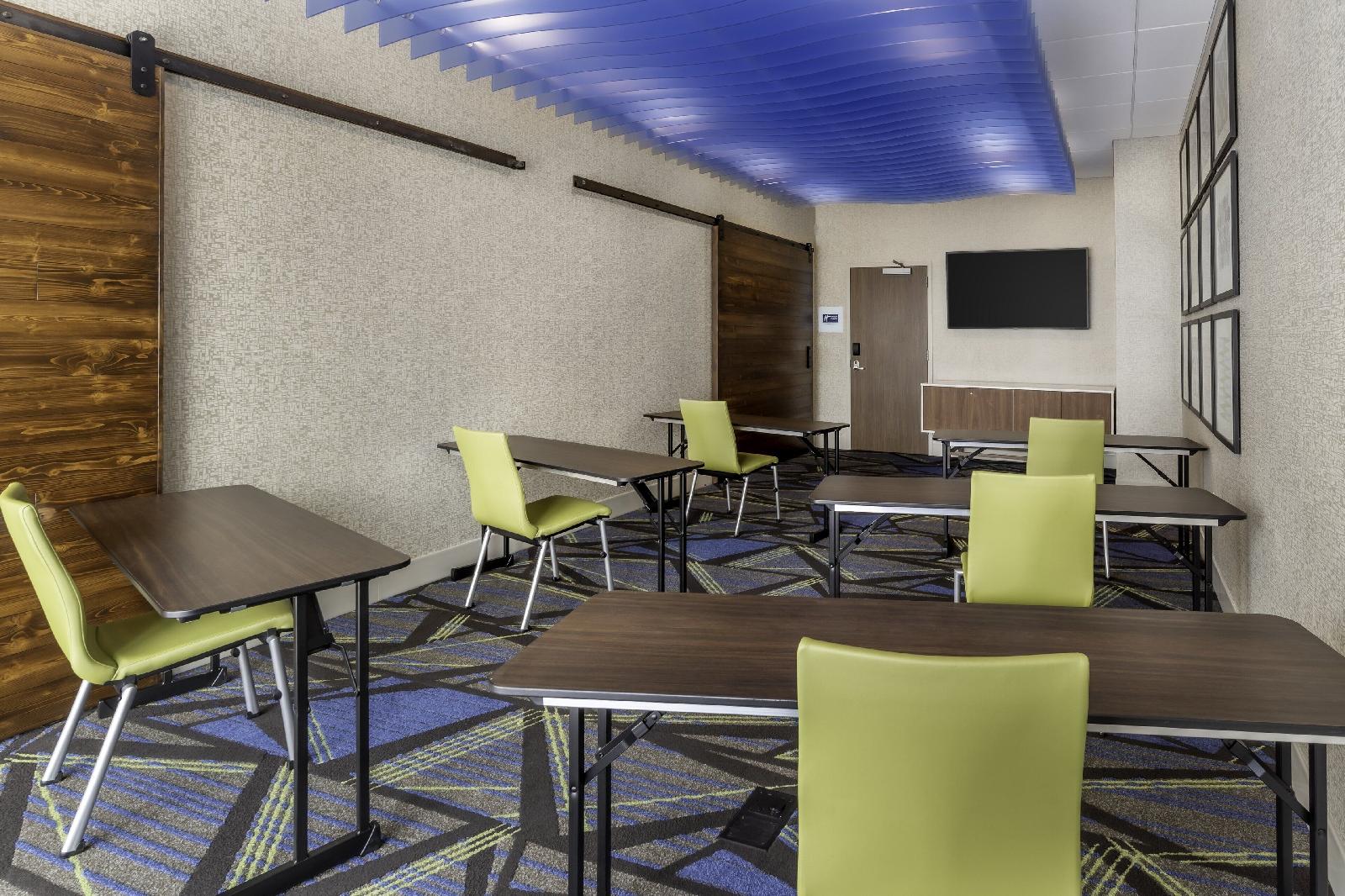 Holiday Inn Express & Suites Milwaukee West Allis