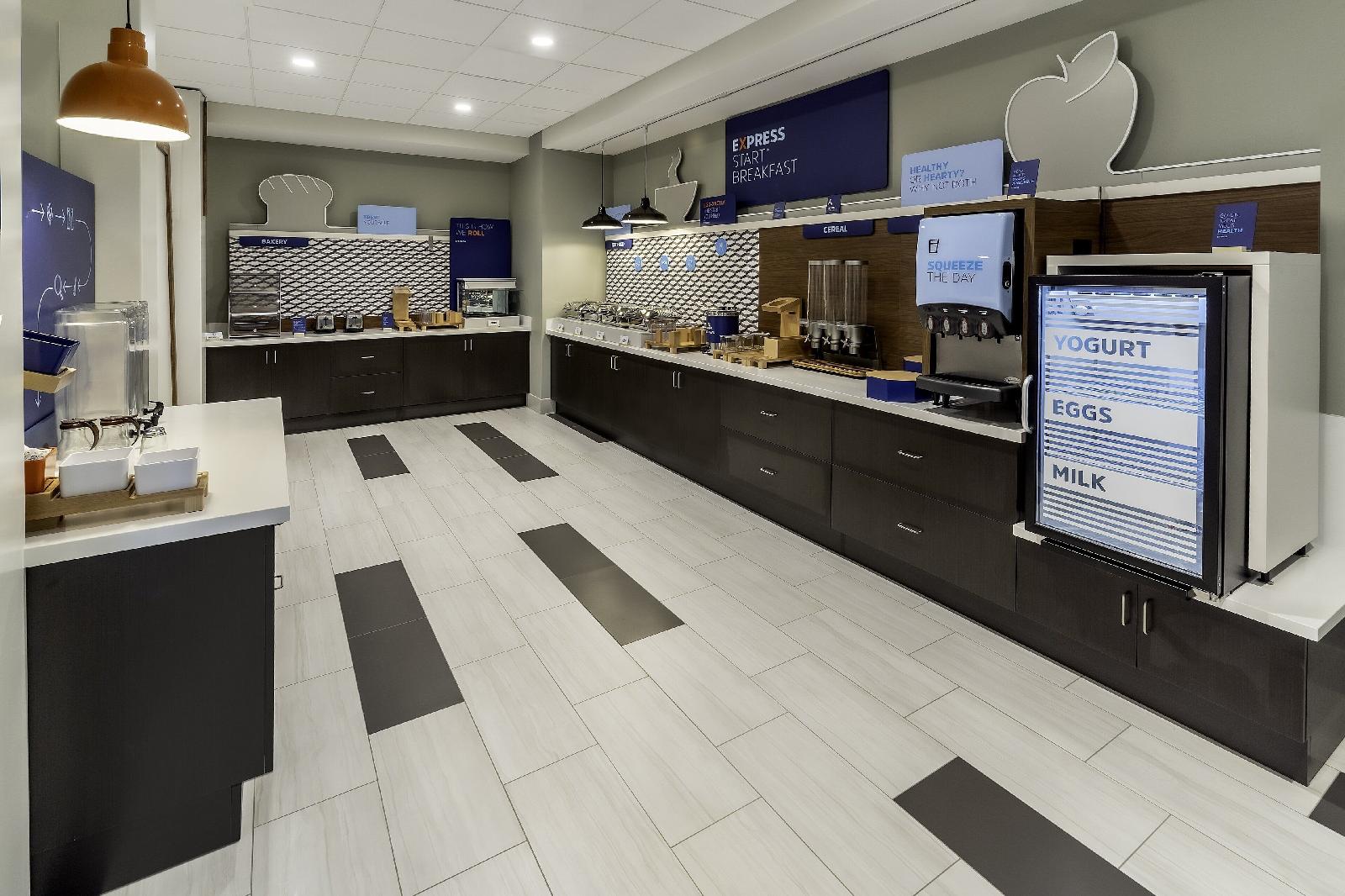 Holiday Inn Express & Suites Milwaukee West Allis