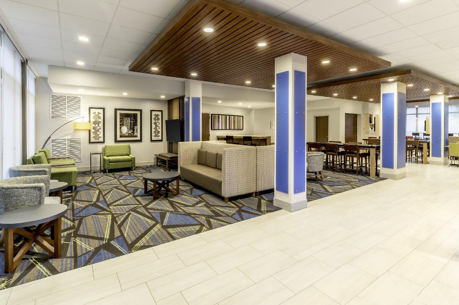 Holiday Inn Express & Suites Milwaukee West Allis