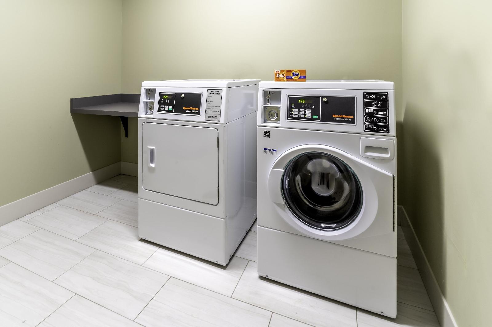 Holiday Inn Express & Suites Milwaukee West Allis