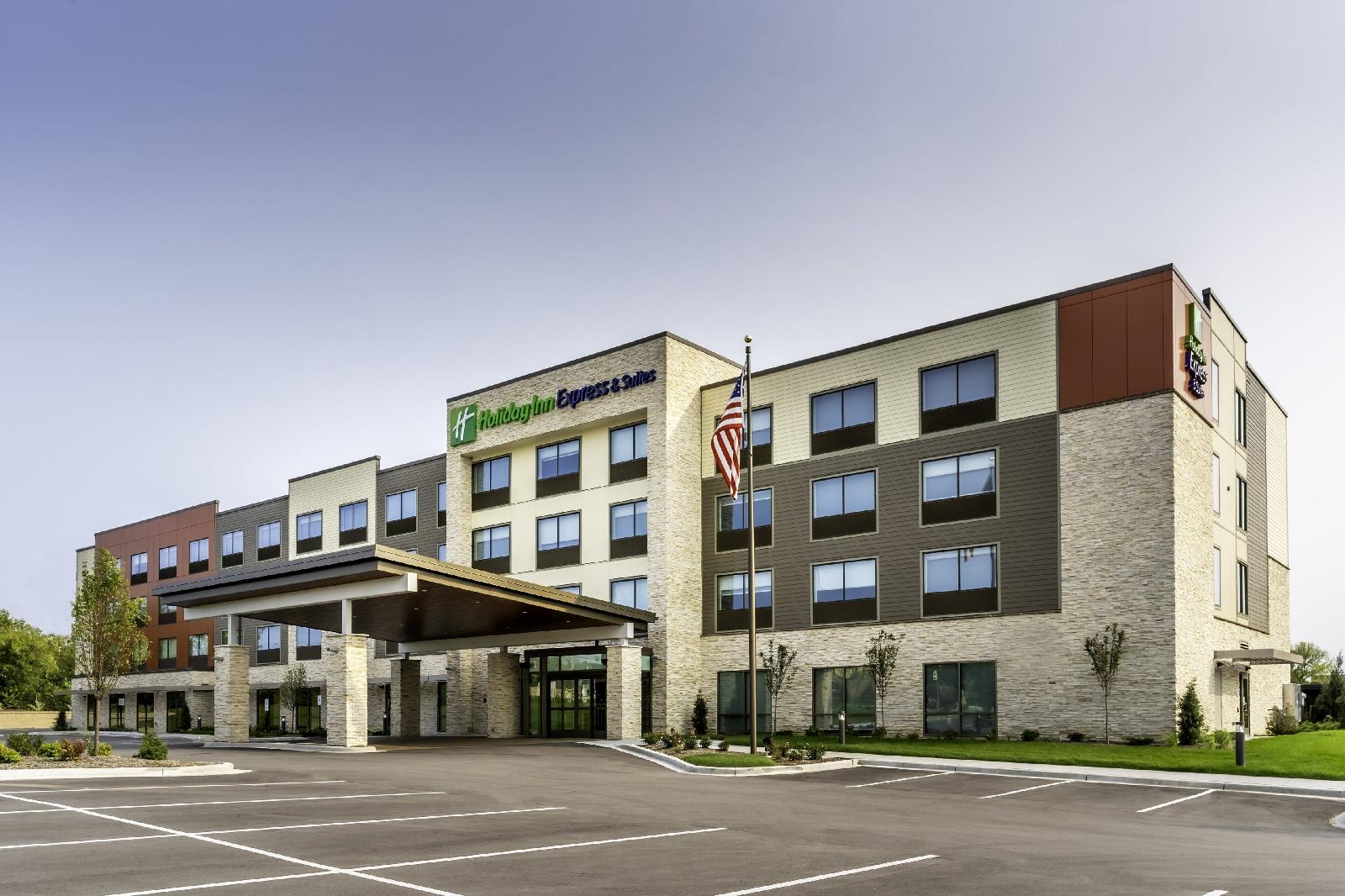 Holiday Inn Express & Suites Milwaukee West Allis
