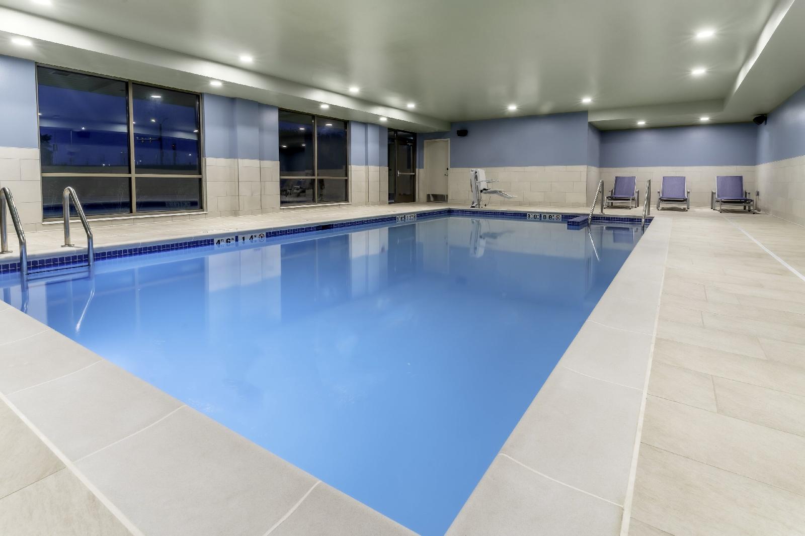 Holiday Inn Express & Suites Milwaukee West Allis