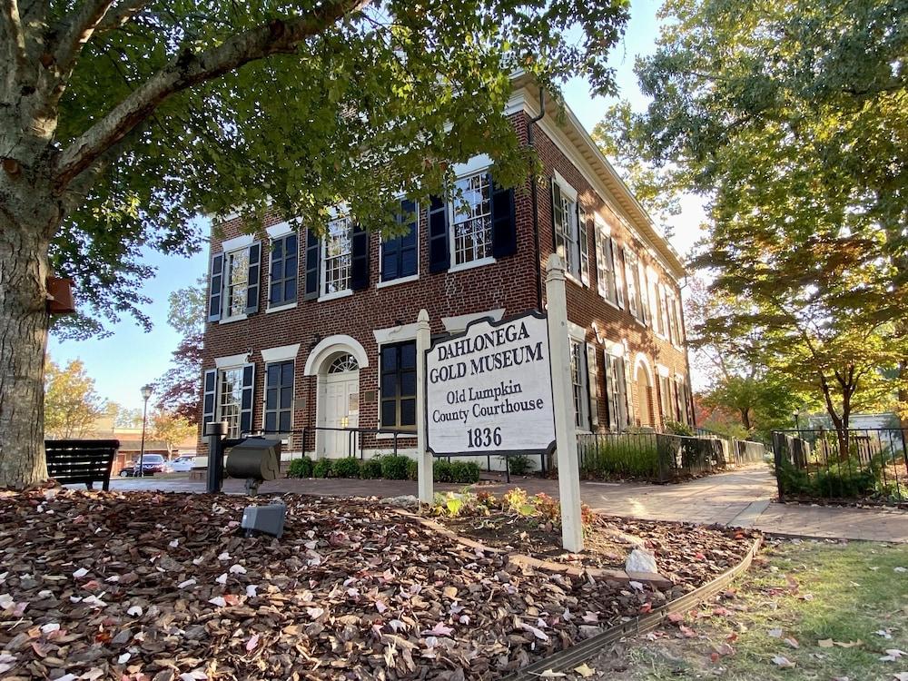 Holiday Inn Express & Suites Dahlonega - University Area