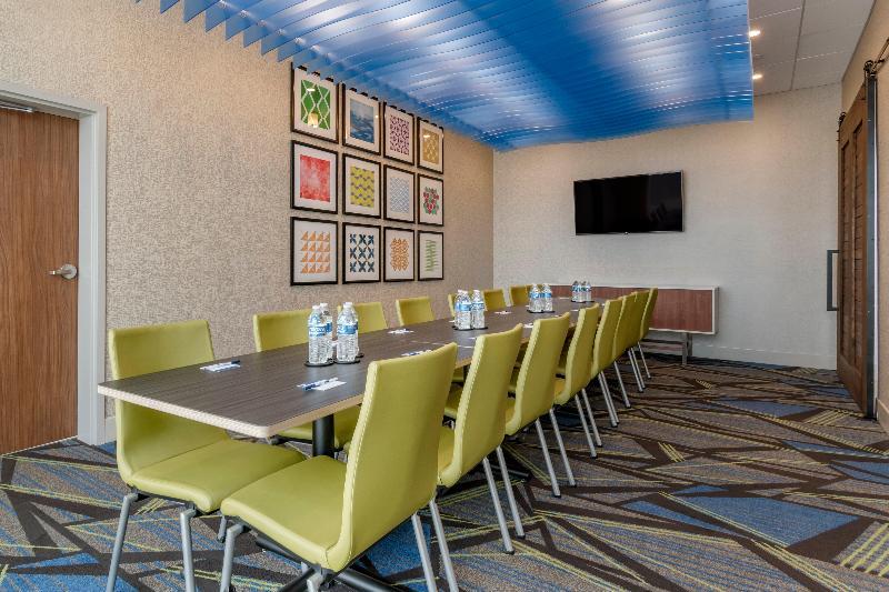 Holiday Inn Express & Suites Lancaster