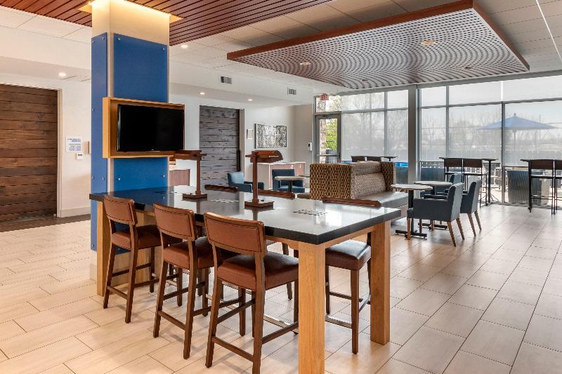 Holiday Inn Express & Suites Lancaster