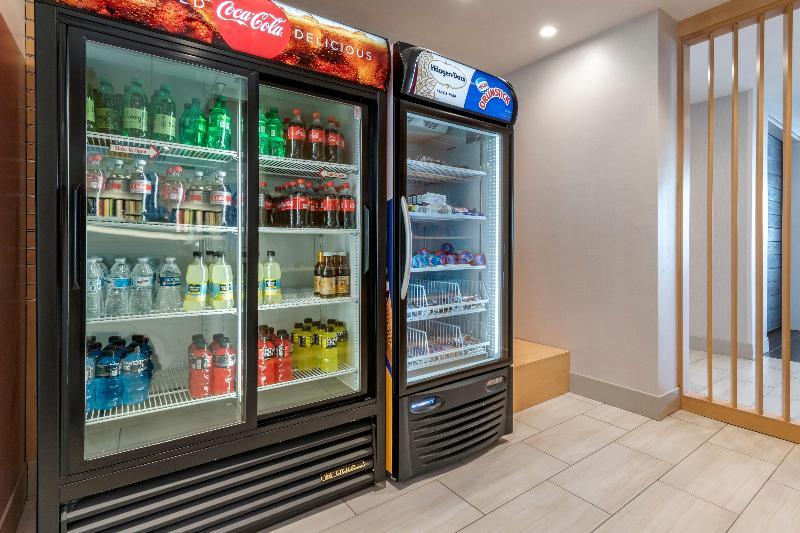 Holiday Inn Express & Suites Lancaster