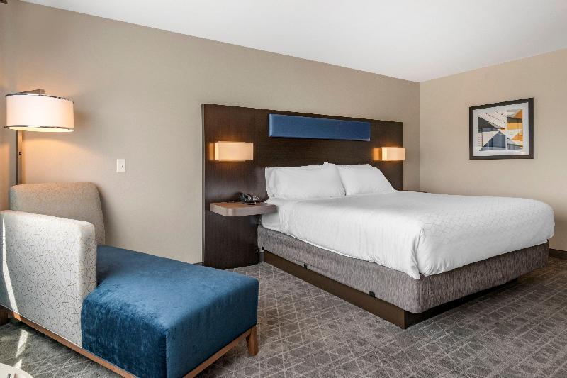 Holiday Inn Express & Suites Lancaster