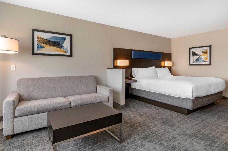 Holiday Inn Express & Suites Lancaster