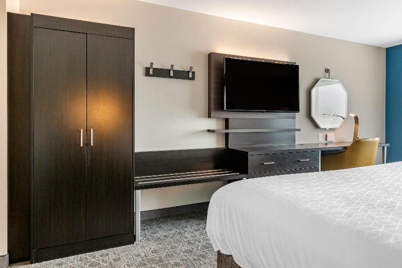 Holiday Inn Express & Suites Lancaster