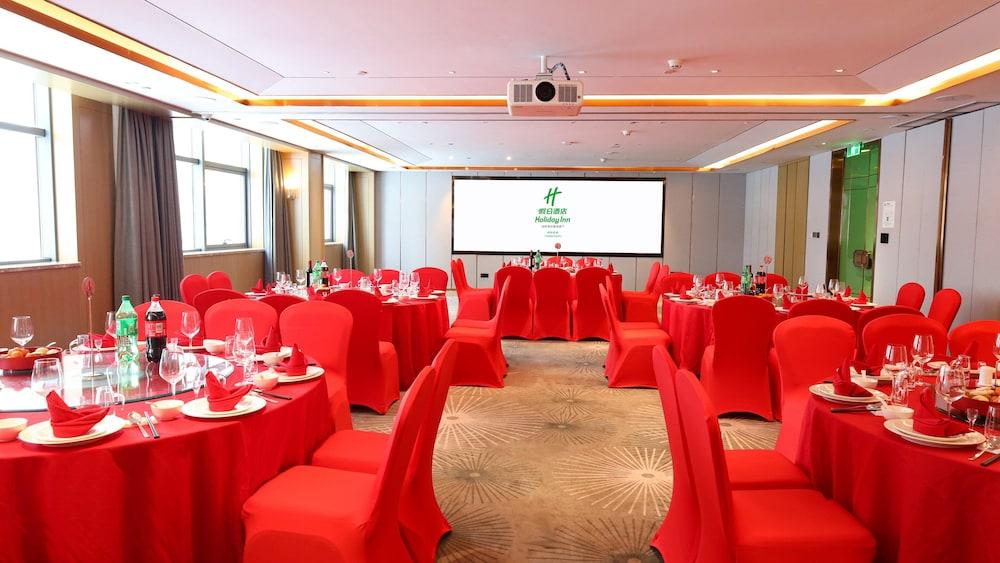 Holiday Inn Fuyang, an IHG Hotel