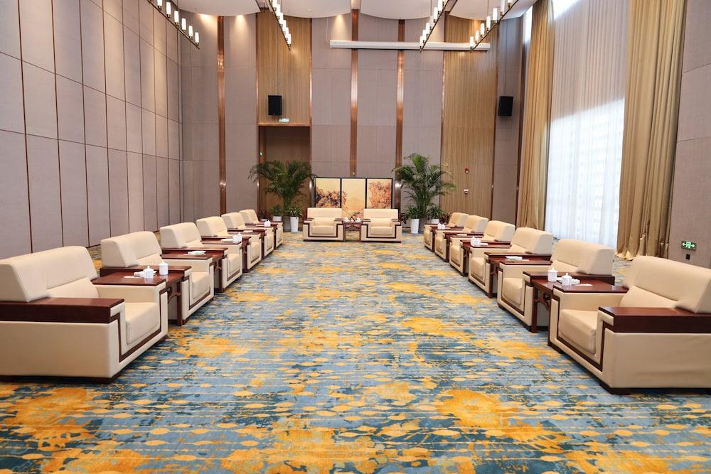 Holiday Inn Fuyang, an IHG Hotel
