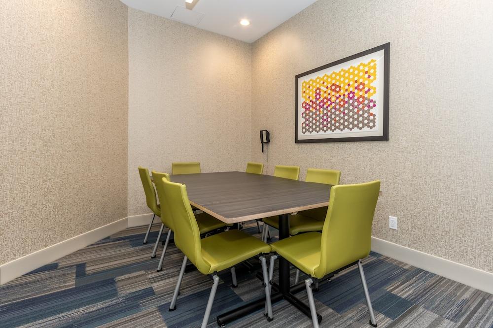 Holiday Inn Express & Suites Chilliwack East