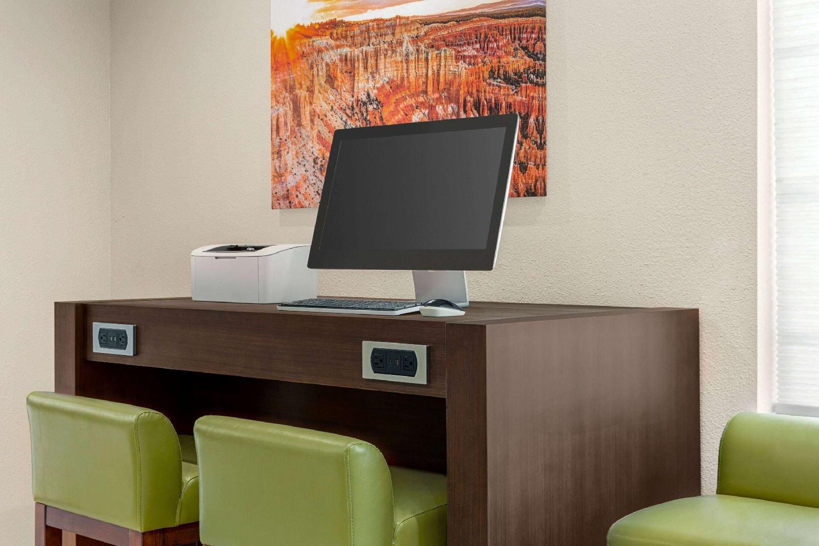 Days Inn & Suites by Wyndham Greater Tomball