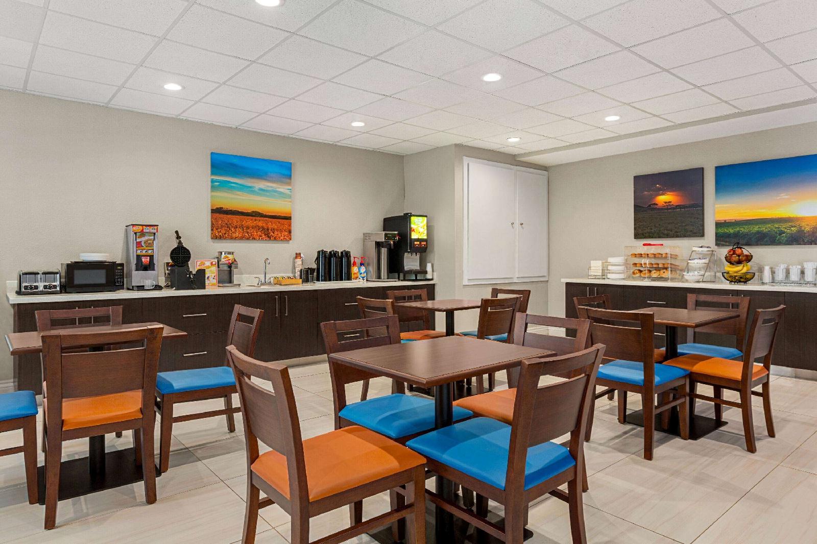 Days Inn & Suites by Wyndham Greater Tomball