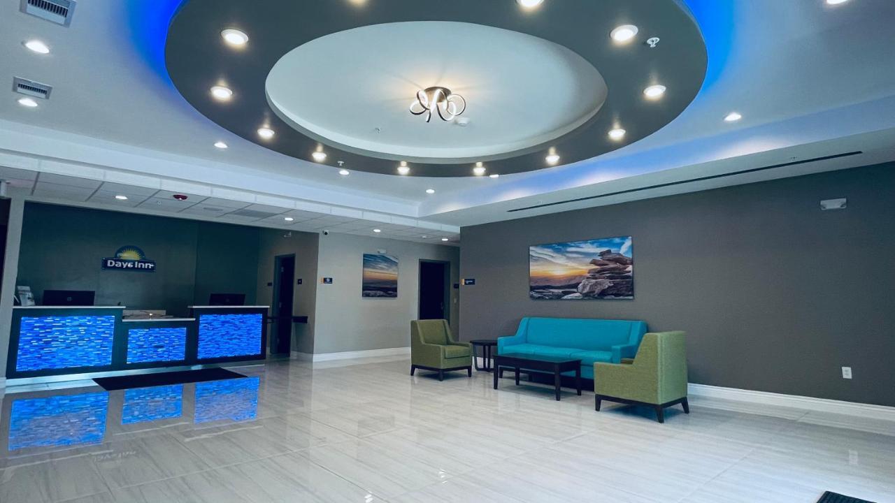 Days Inn & Suites by Wyndham Greater Tomball