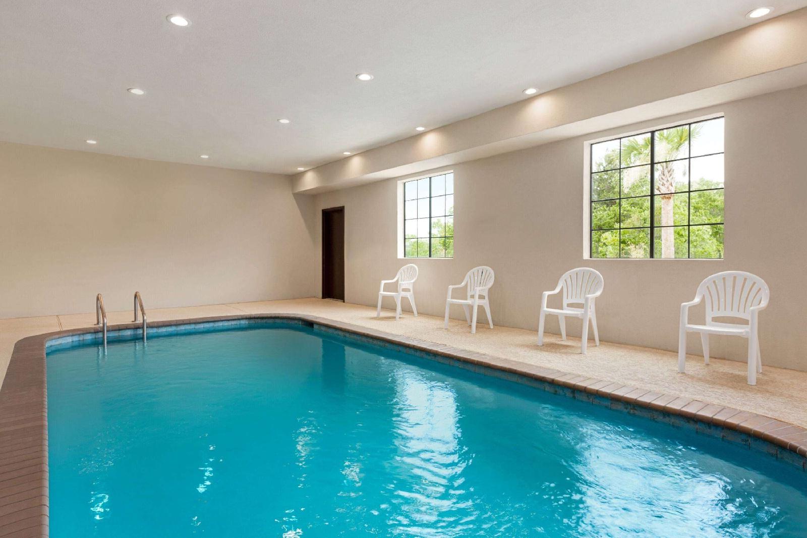 Days Inn & Suites by Wyndham Greater Tomball