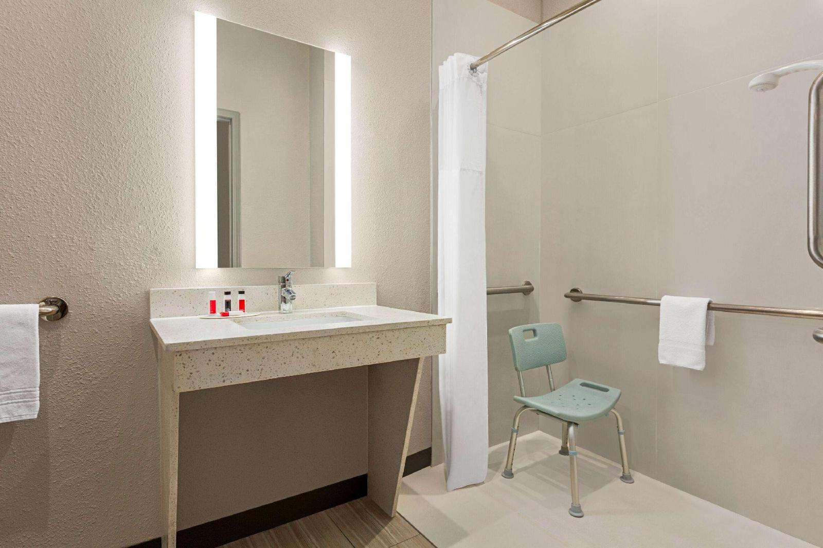 Days Inn & Suites by Wyndham Greater Tomball
