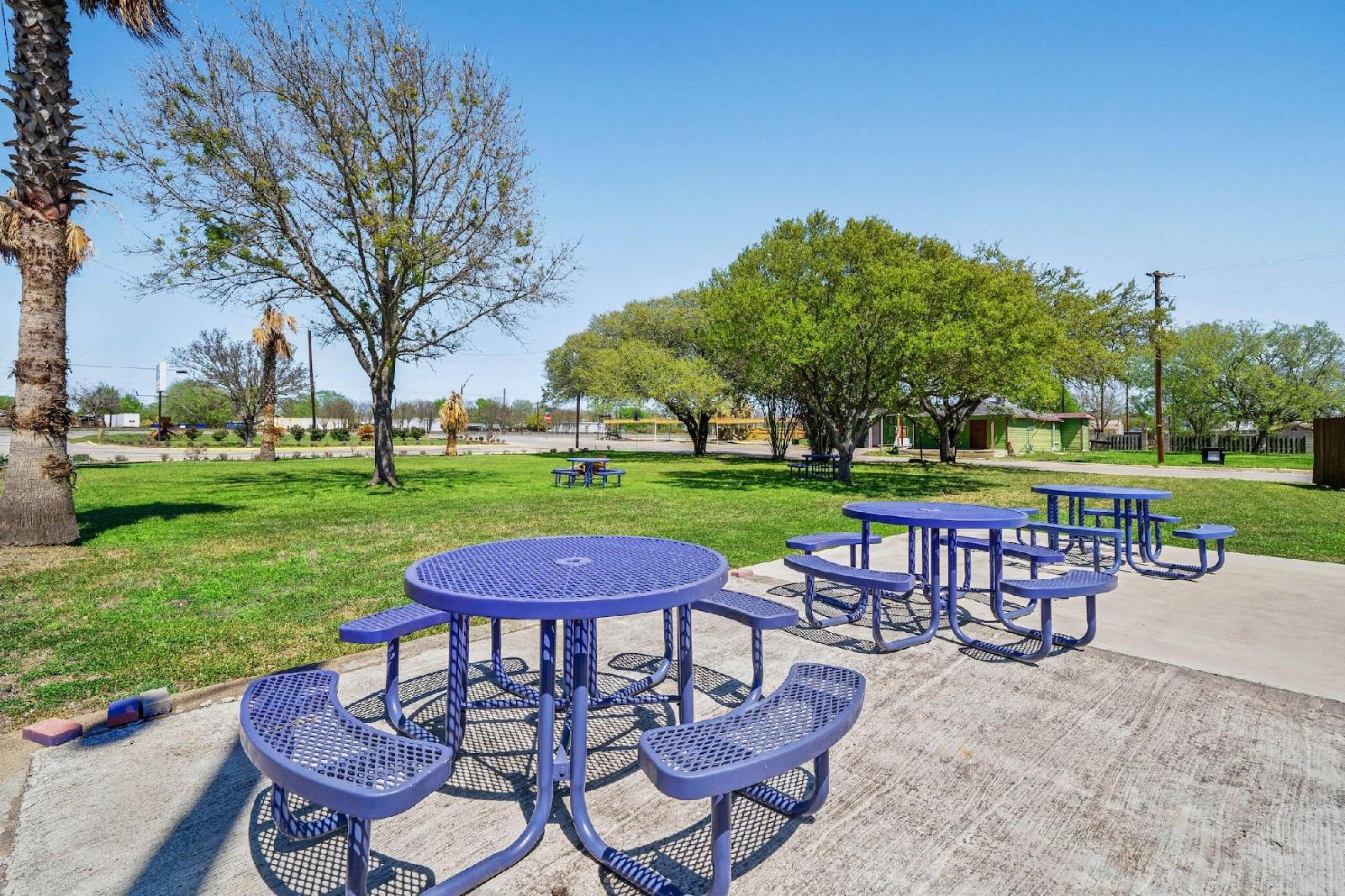 Hotel Luling TX Downtown I-10/US-90 by OYO Rooms