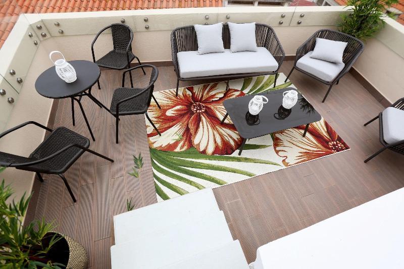 Glass Boutique-Rooms & Suites