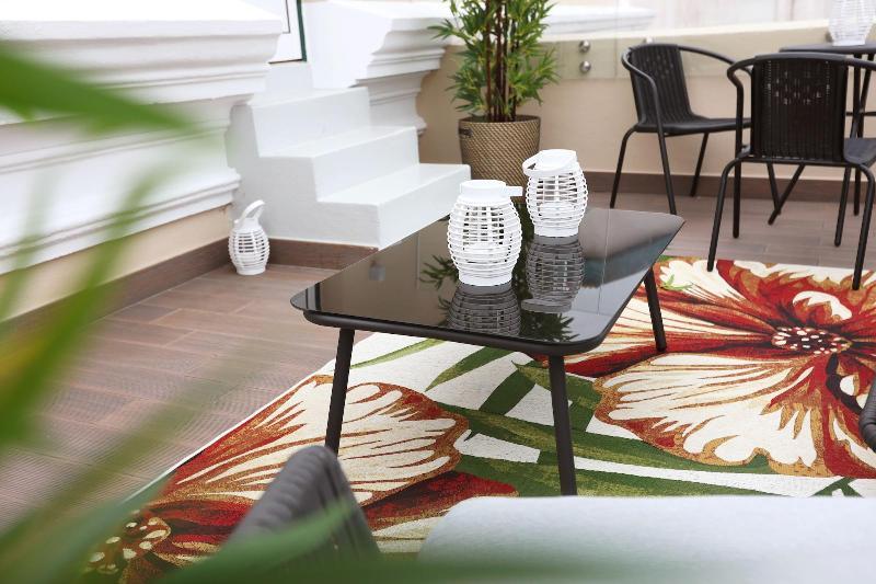 Glass Boutique-Rooms & Suites