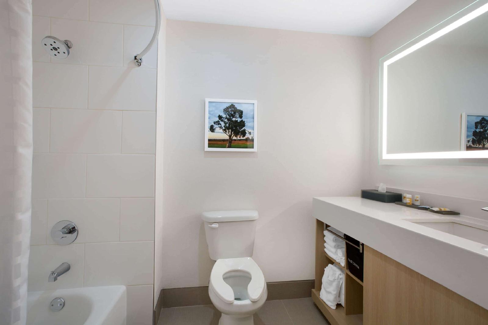 La Quinta Inn & Suites by Wyndham Manassas VA-Dulles Airport