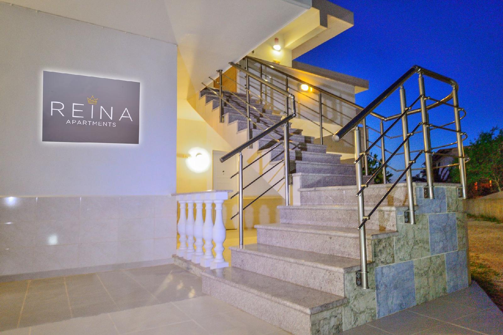 Reina Apartments
