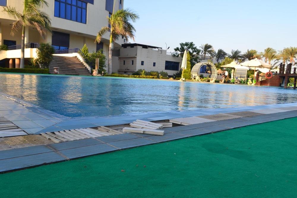 Green Desert Hotel