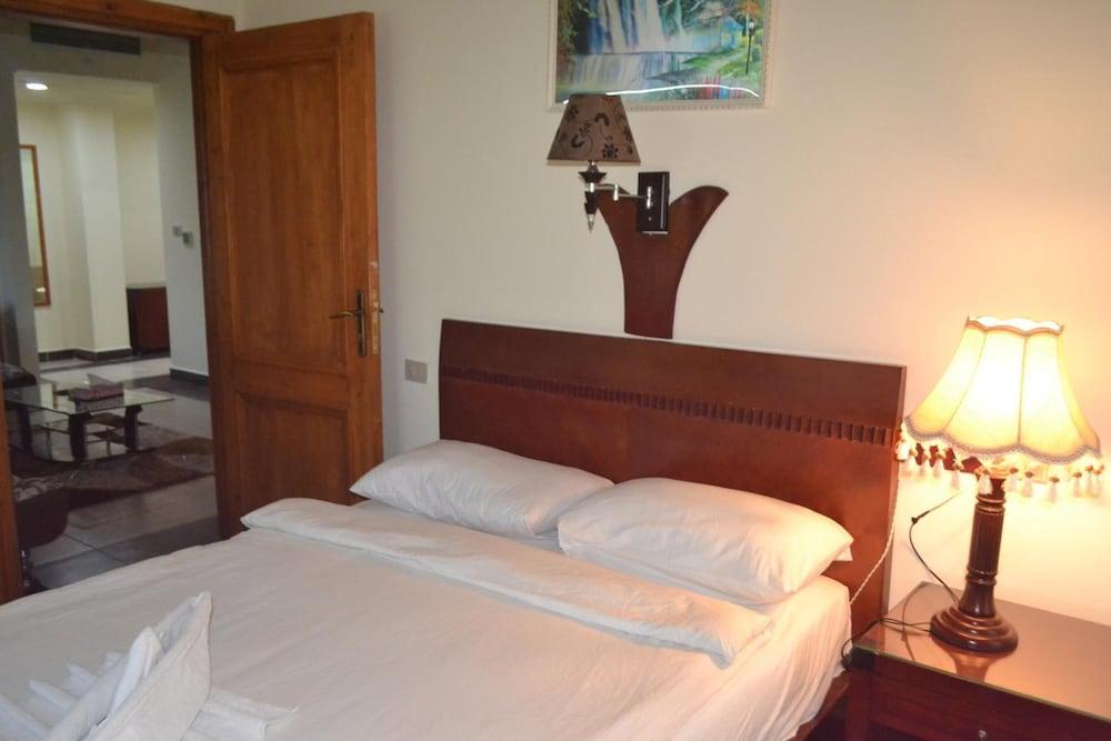 Green Desert Hotel