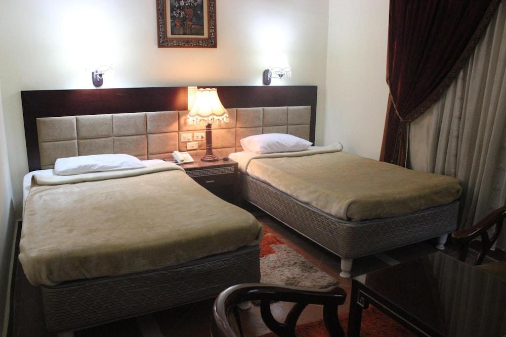 Green Desert Hotel